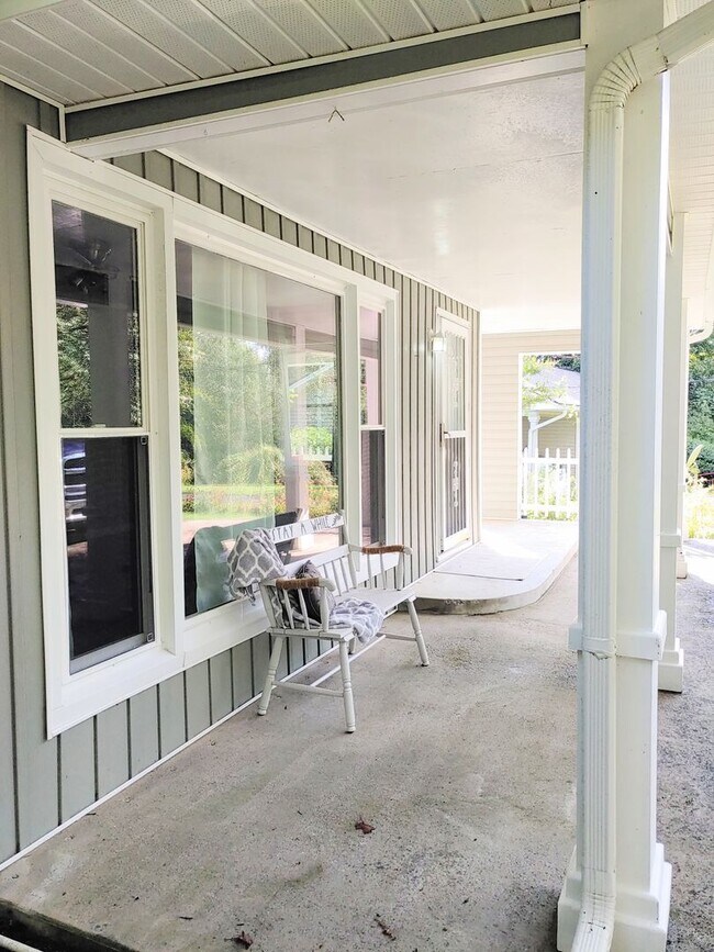 Building Photo - 1390 Park Ave NW