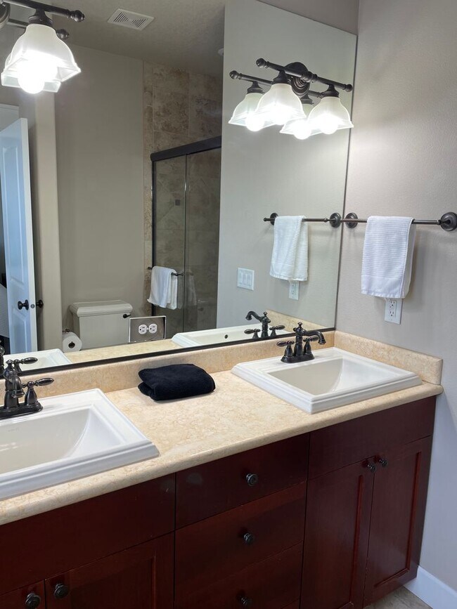 Building Photo - Happy Valley Townhome! 2Bed + Den/Office w/ 2.5 Bath ~ Garage, Washer/Dryer ~ Convenient to PDX A...