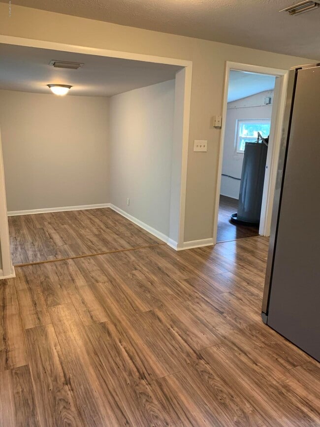 Building Photo - 421 Parkwood Dr