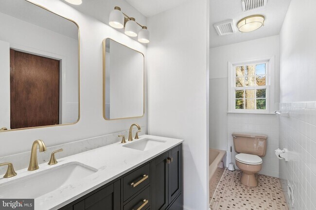 Building Photo - 218 Holly Ave