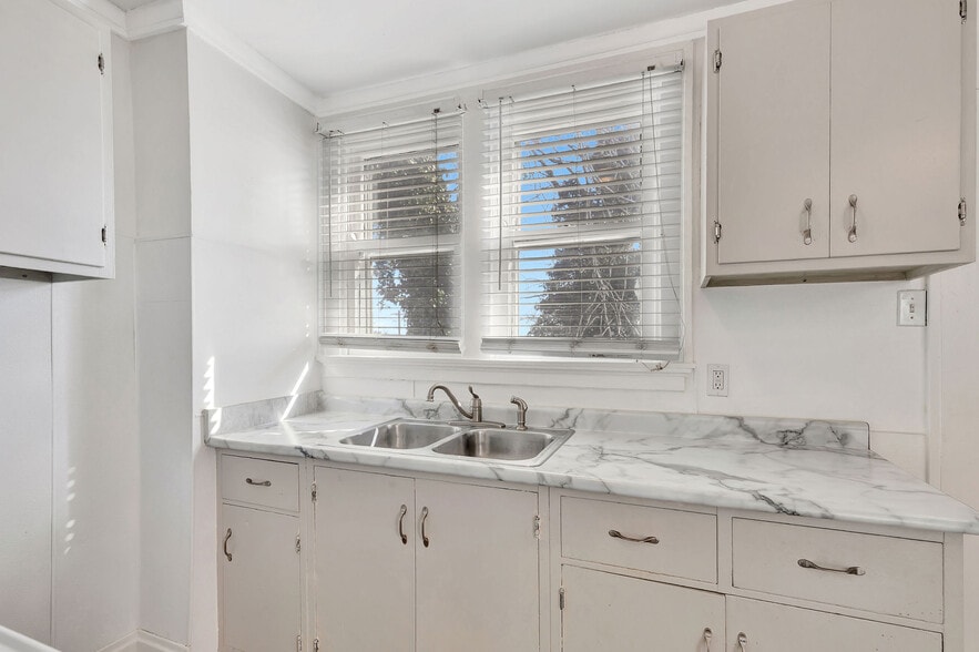 Building Photo - 1410 Russell St