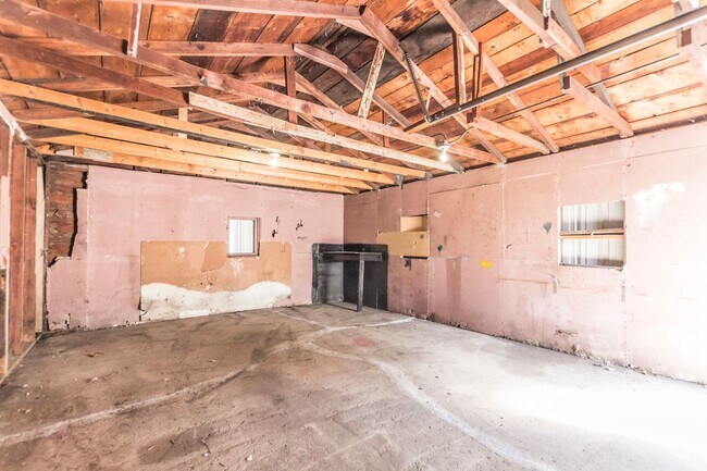 Building Photo - Spacious 2 bedroom 1 bath home