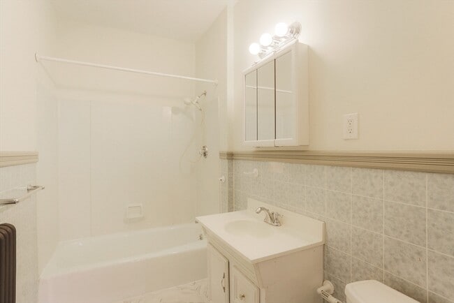 Building Photo - 31 Roslyn St