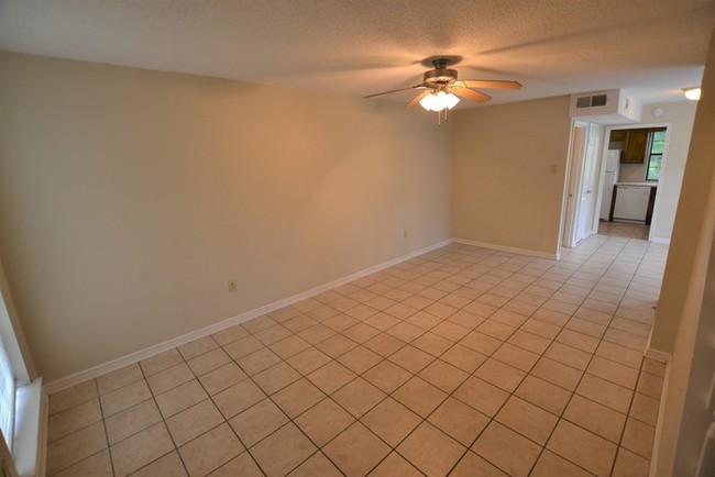 Building Photo - 1110 Willow Creek Dr