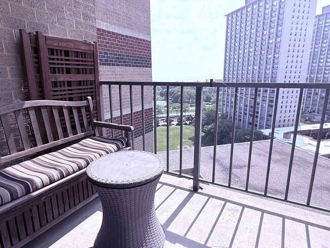 Building Photo - 3660 N Lake Shore Dr