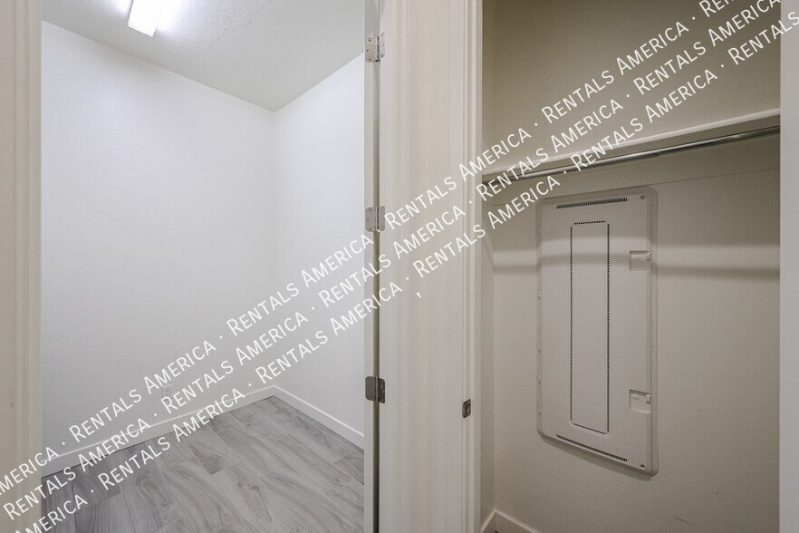 Building Photo - 1530 E San Carlos Way