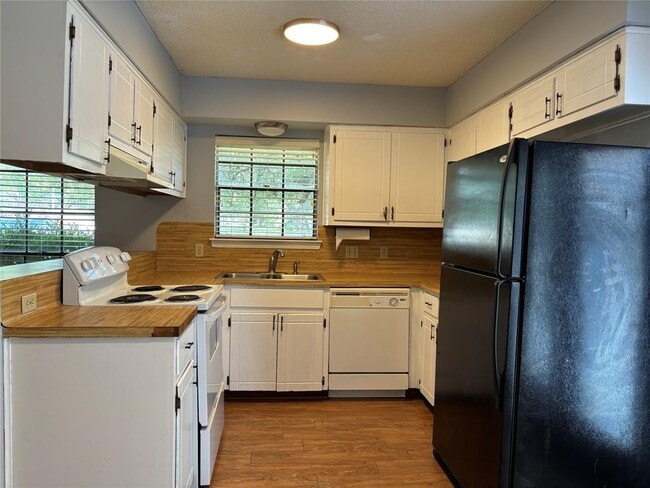 Building Photo - 11905 Oak Knoll Dr