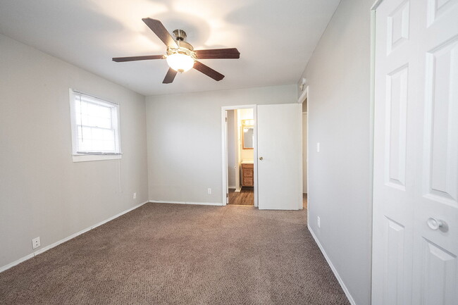 Building Photo - "Charming 3-Bed, 2-Bath Gem on E 35th St w...