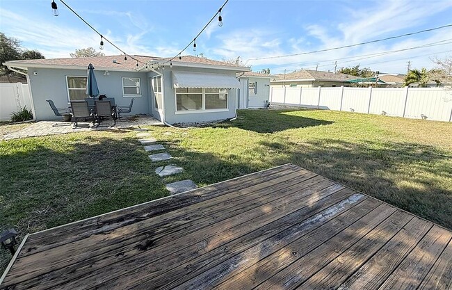 Building Photo - 105 N Aurora Ave