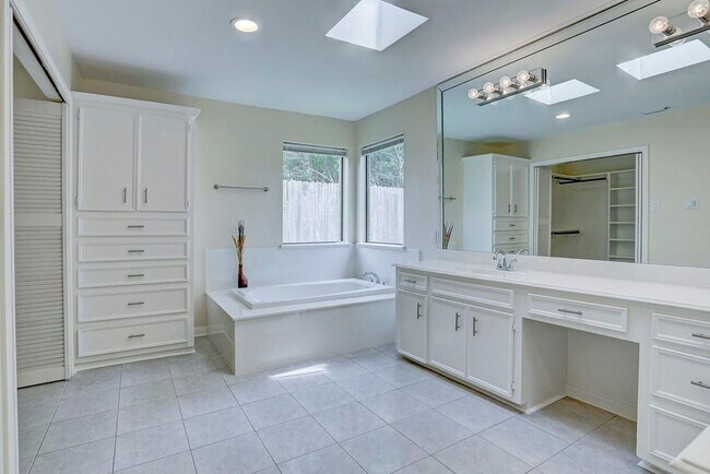 Building Photo - 13819 Starhill Ct