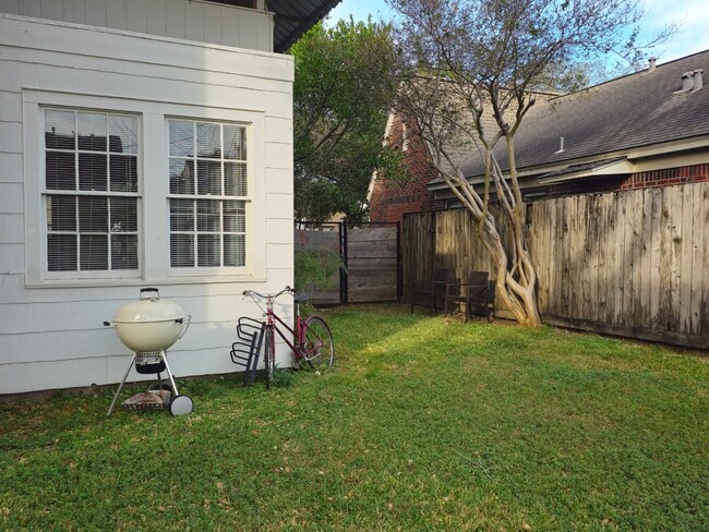 Building Photo - 2247 South Blvd