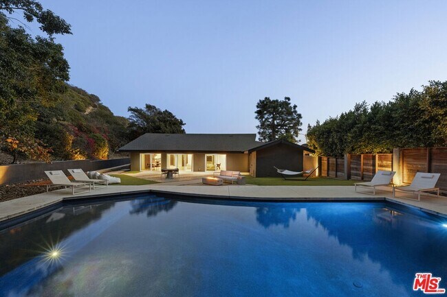 Building Photo - 9289 Swallow Dr