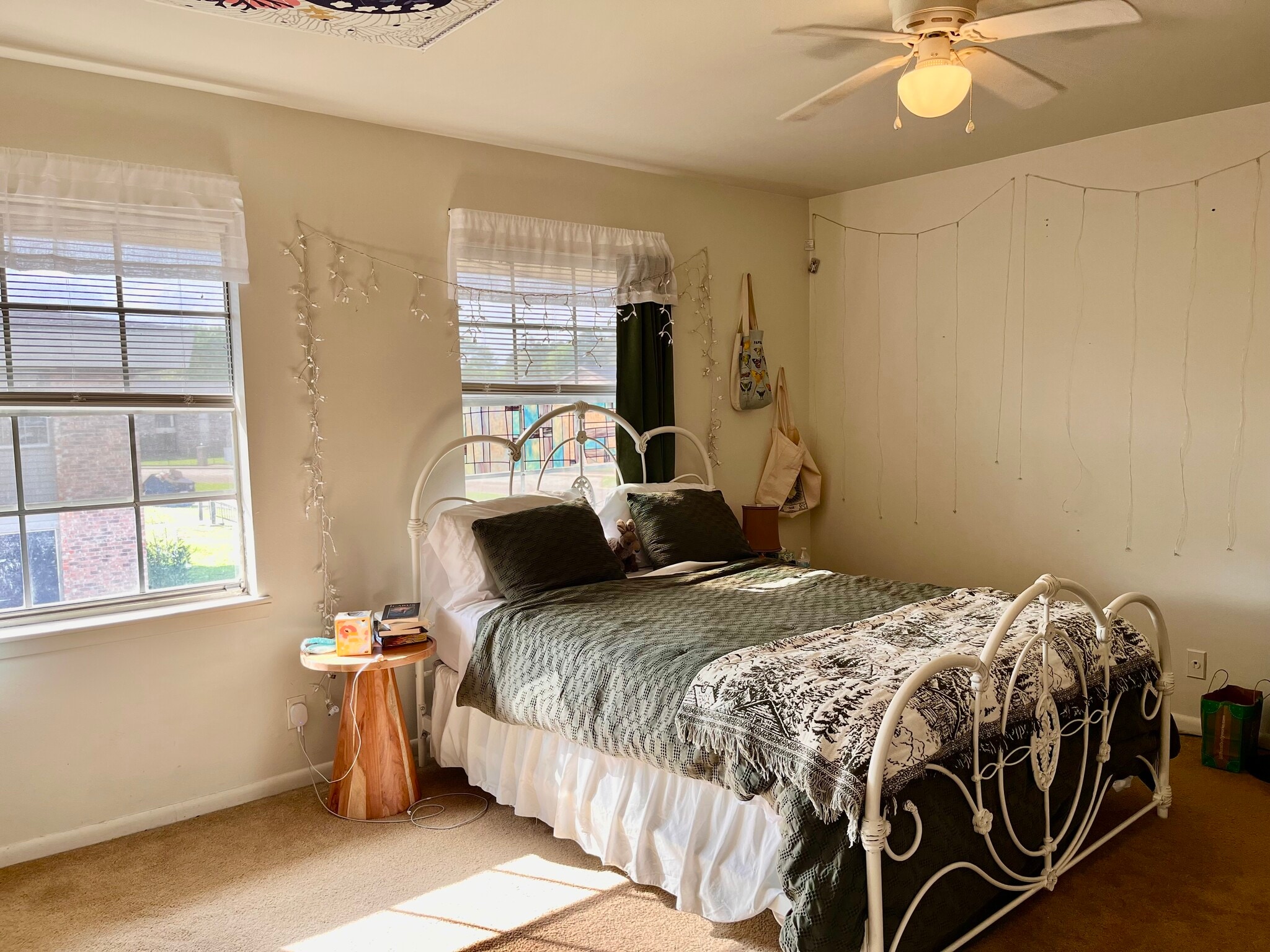 Primary bedroom. - 305 Green Briar St