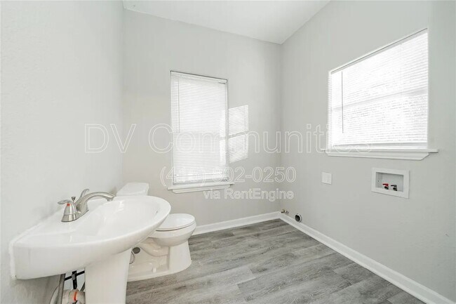 Building Photo - 606 E Brin St