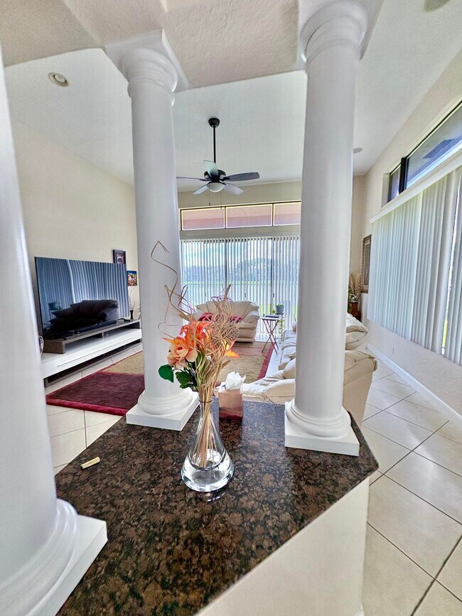 Building Photo - 3558 Collonade Dr