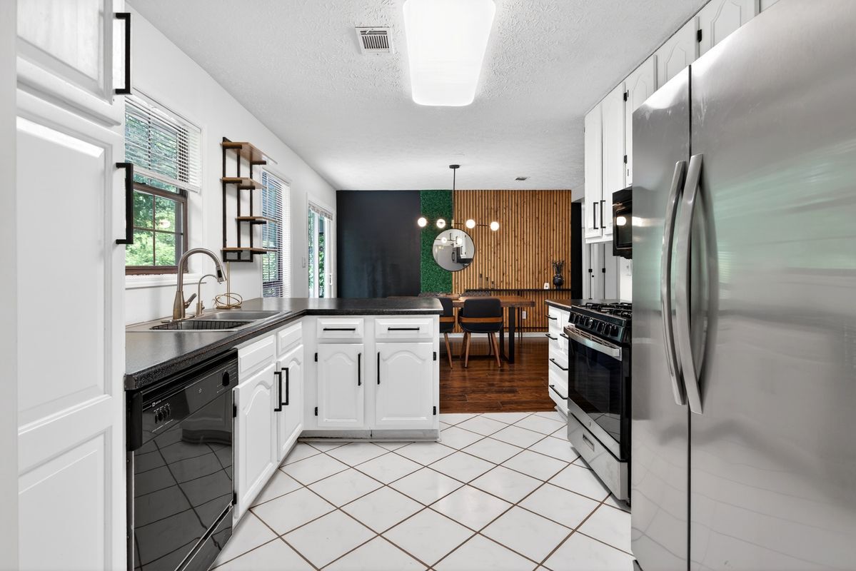 Building Photo - 11525 Matthews Trail