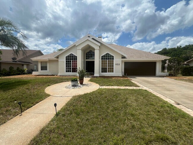 Building Photo - Beautiful 4 Bedroom 2 Bathroom Pool Home i...