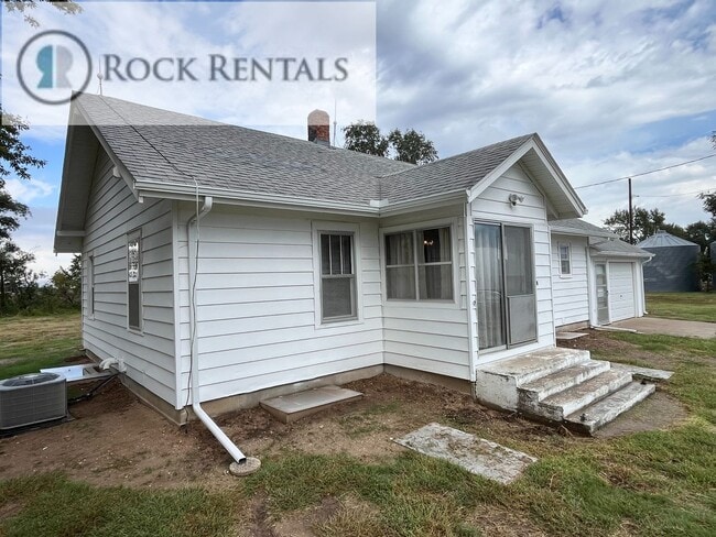 Building Photo - 2 Bed 1 Bath Country Home with New Basement