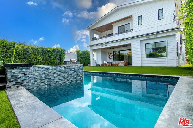 Building Photo - 418 N Poinsettia Pl