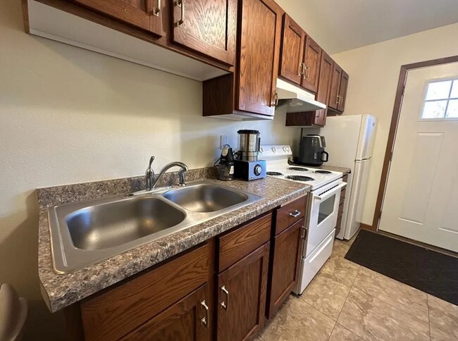 Shared Full Kitchen - 516 6th St S