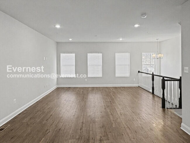 Building Photo - 2515 Hyacinth Ln