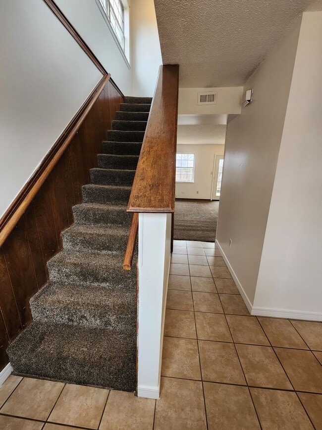 Building Photo - Cute 3 bedroom Townhome in Shawnee!