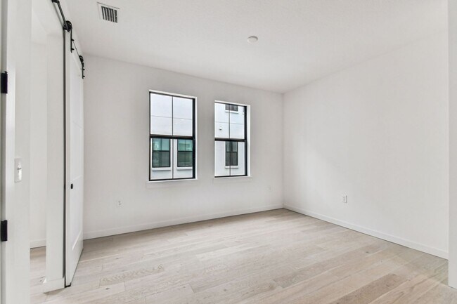 Building Photo - Canvas GWX