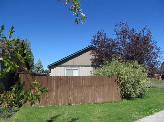 Building Photo - 62593 Hawkview Road