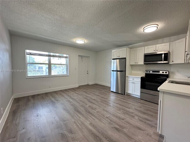 Building Photo - 3660 NE 11th Ave