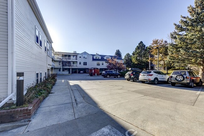 Building Photo - 2 Bedroom 2 Bath End Unit Condo with covered parking!