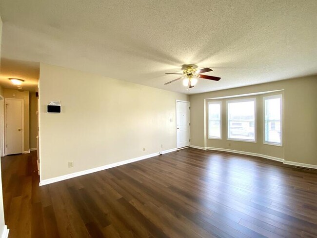 Building Photo - 701 Carbondale Dr