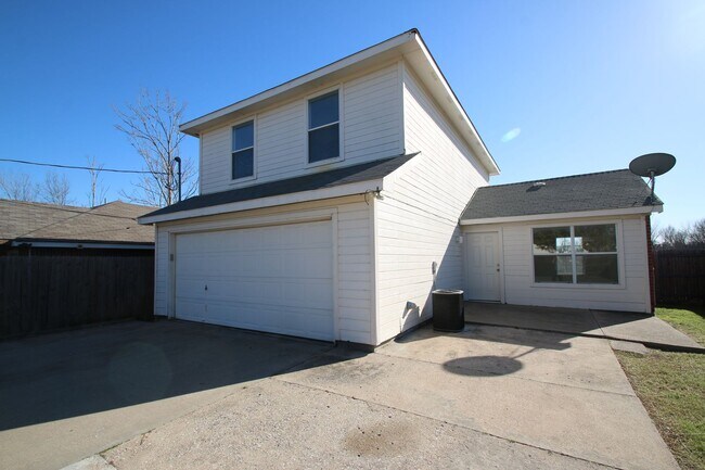 Building Photo - Upgraded 3BR Home | Granite Kitchen, High Ceilings & Gated Backyard | Minutes to Downtown Fort Worth