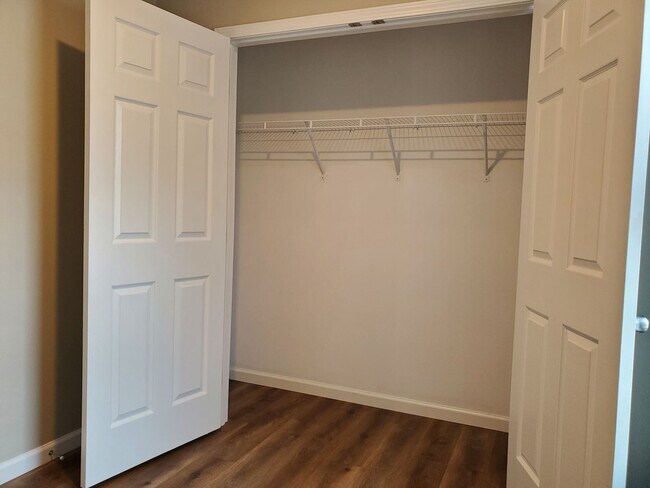 Building Photo - 3 bed, 1 bath Apartment