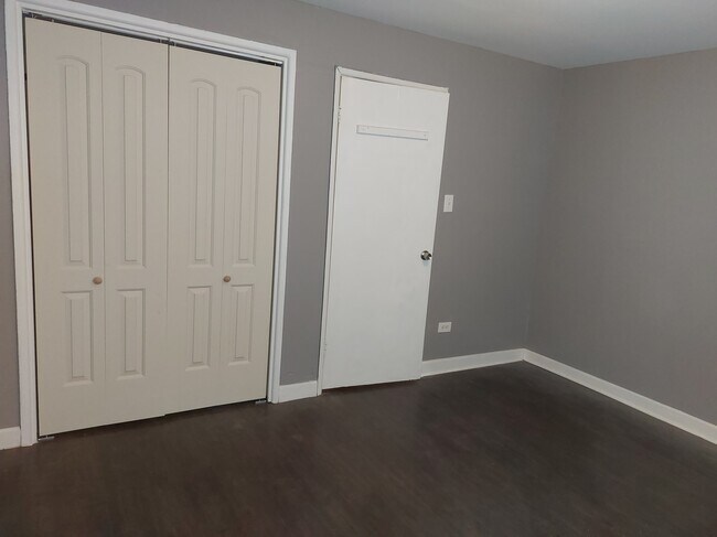 Building Photo - 5037 S Drexel Blvd