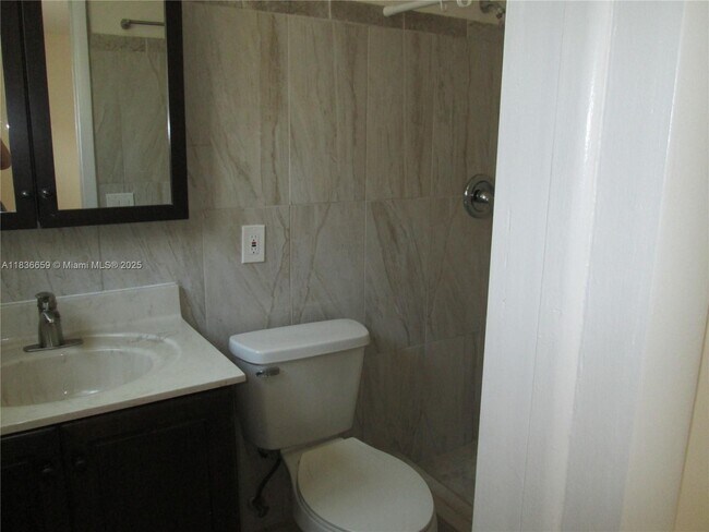 Building Photo - 4831 Bayview Dr