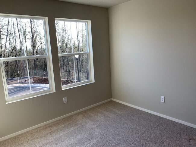 Building Photo - Gorgeous  4 Bed 2.5 Bath Home in Camas! Union School District! Laminate Floors Throughout Main! S...