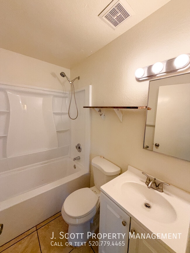 Building Photo - 525 E Peppertree Ave