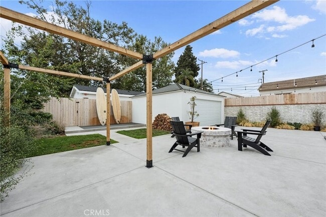 Building Photo - 1111 W Maple Ave