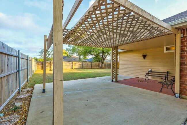 Building Photo - 3 Bed 2 Bath in OKC!