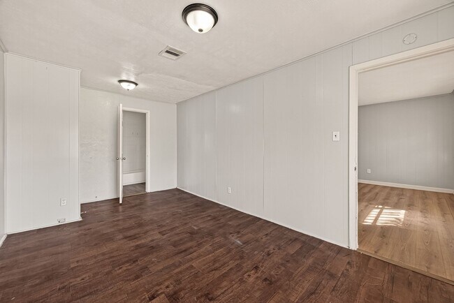 Building Photo - Affordable 4-Bedroom 2-Bathroom Convenient South Houston Home Near Medical Center & City Access