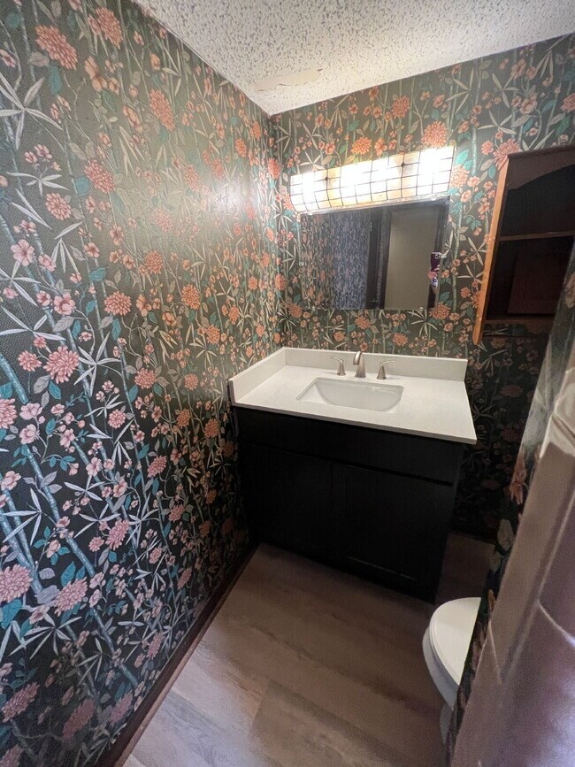 Building Photo - Large 2BD/ 2BTH with loft-Great Location