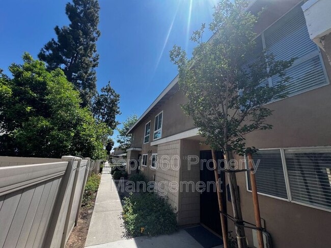 Building Photo - 13525 3/4-13524 Village Dr