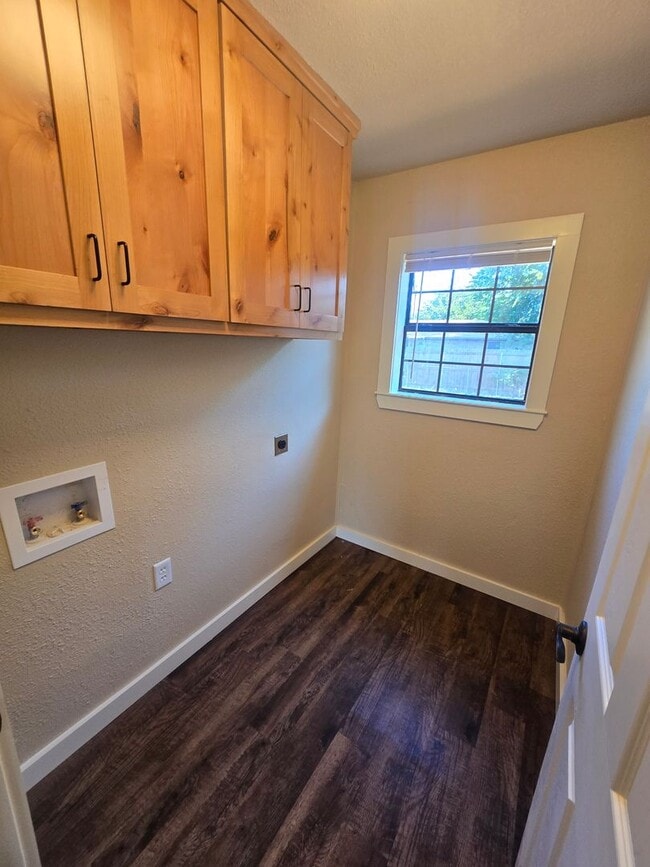 Building Photo - Modest in Mineral Wells