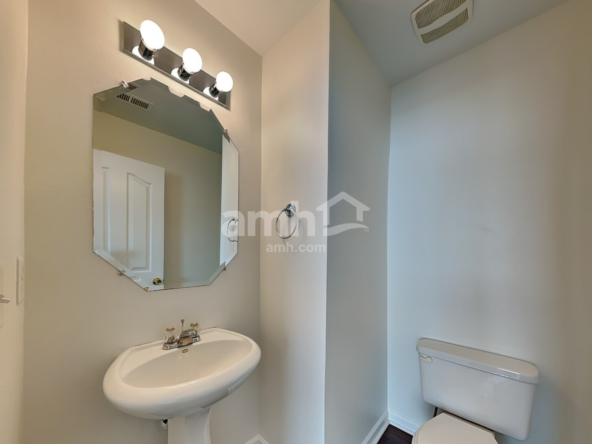 Building Photo - 2526 Ingleside Dr