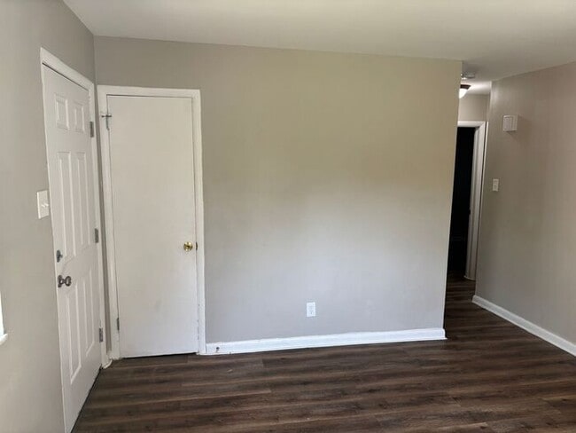 Building Photo - Charming 2-bedroom and 1-bathroom house lo...