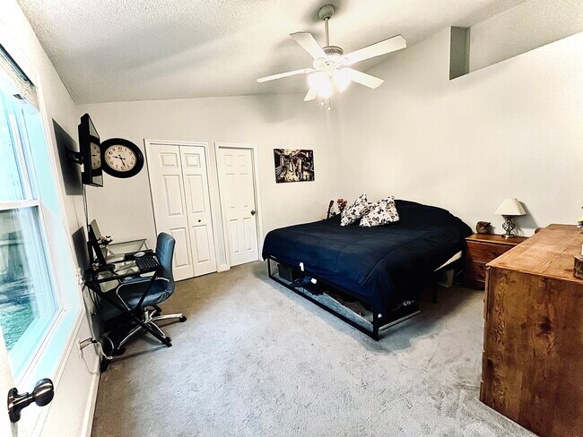 Building Photo - 11 Brindlewood Dr