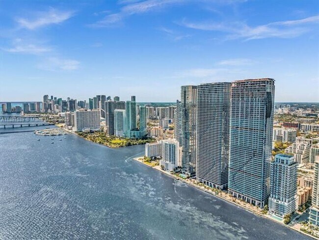 Building Photo - 700 NE 24th St