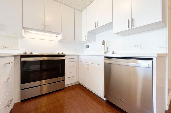 Building Photo - Renovated Kahala Towers-3 bedroom, 2 bath,...