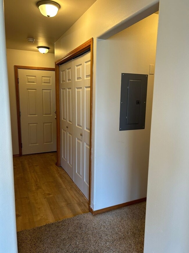Building Photo - Three bedroom townhome with fenced backyard