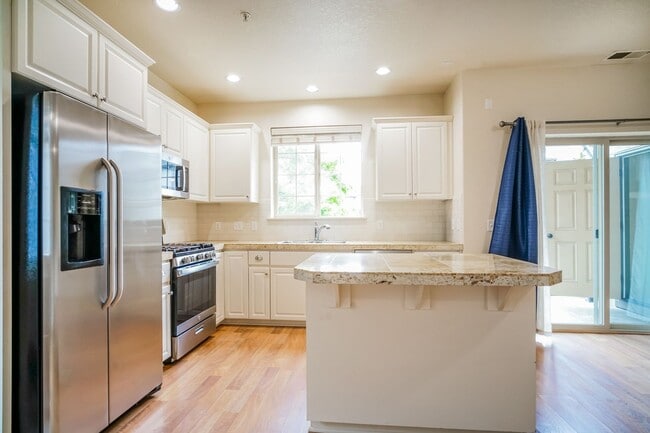 Building Photo - 2/2.5 bth Townhome + Garage + A/C + W/D + Balcony + Pets Welcome!!